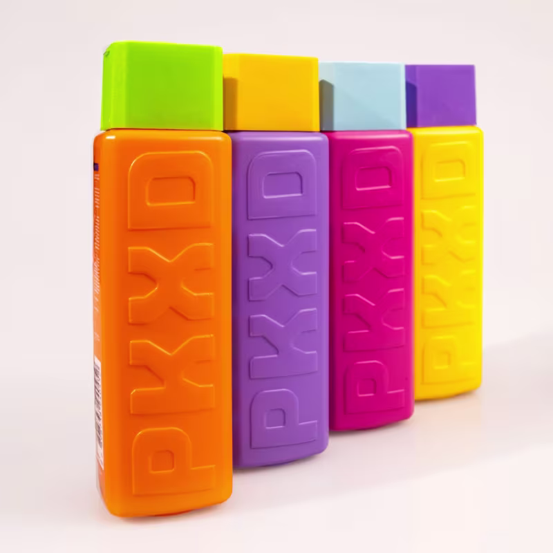 Os produtos apresentados na imagem são frascos de produtos de beleza da marca Cia. Beauty, linha PK XD by Satiko. Eles possuem formatos retangulares e cores vibrantes, como verde, amarelo, roxo e rosa.