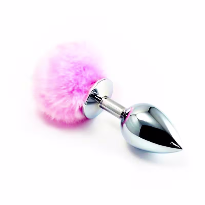 Plug anal de metal com ponta cônica e haste revestida por pluma rosa, em embalagem prateada. Produto da marca Sexy Import, destinado a uso íntimo.