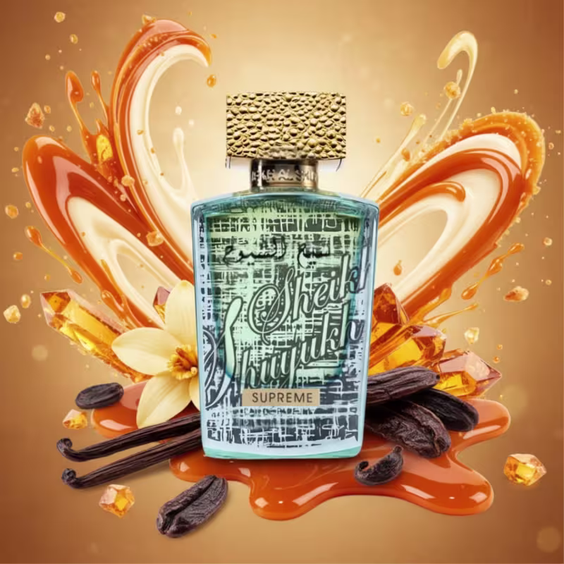 Frasco de perfume Lattafa com design gráfico e texto em árabe. Embalagem de vidro azul claro com tampa dourada e decoração em amarelo. Rótulo com informações do produto em árabe.