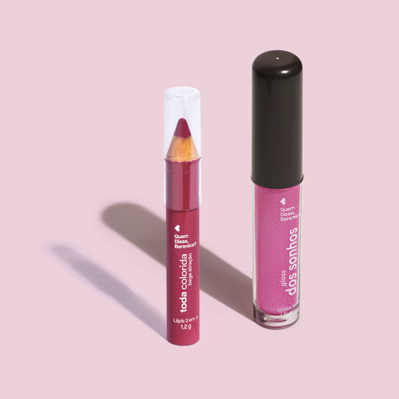 A imagem mostra um lápis labial multifuncional rosa com tampa transparente e um gloss em embalagem cilíndrica em fundo rosa.