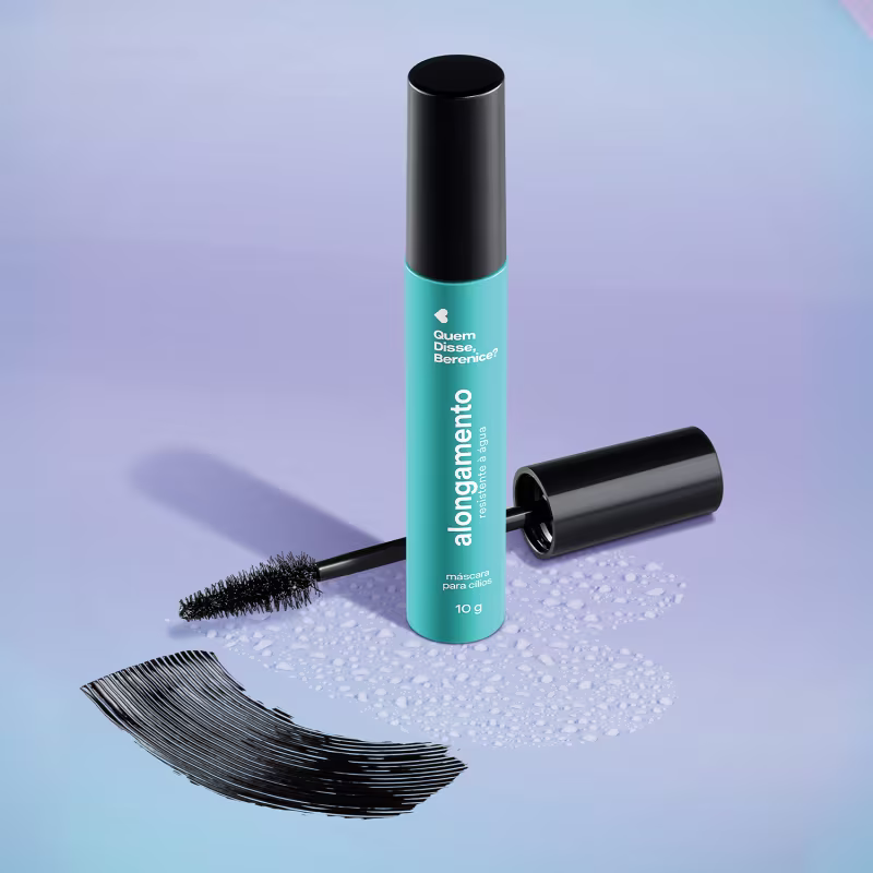 O produto apresentado é uma máscara para cílios da marca Quem Disse, Berenice?. A embalagem é um tubo preto com uma tampa preta e o rótulo em uma cor turquesa. Ao lado do tubo, há uma escova preta para a máscara.