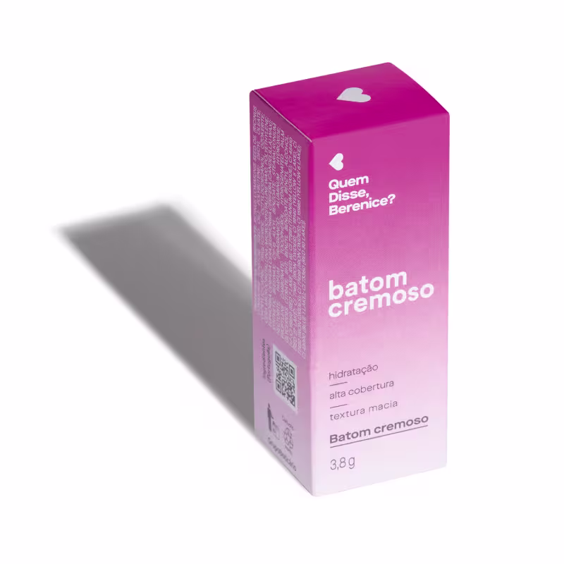 O produto apresentado é um batom cremoso em uma embalagem de caixa de cor rosa vibrante. A caixa possui um design minimalista com o texto "Quem disse, Berenice?" e "Batom cremoso" destacados.