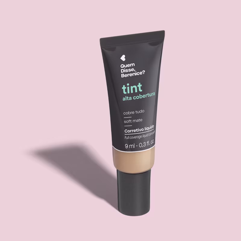 Corretivo líquido Quem Disse, Berenice? Tint Alta Cobertura, embalagem plástica preta, sendo a parte inferior transparente para mostrar a cor. Cores predominantes da embalagem são preto com texto em branco e azul turquesa.