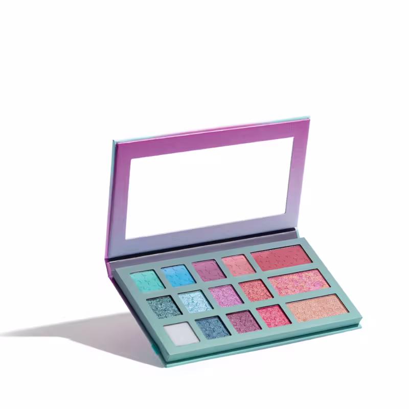 Paleta de maquiagem Quem Disse, Berenice? Dos Sonhos em embalagem retangular azul claro com espelho. Interior com 11 sombras em cores como azul, rosa, coral e dourado perolado, 1 primer, 2 tons de blush e 1 iluminador.