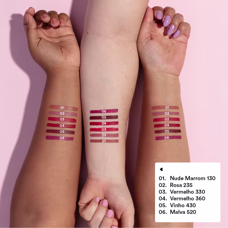 A imagem mostra seis amostras de batons da marca Quem Disse, Berenice? em diferentes tons de rosa, marrom vermelho e vinho.  As amostras estão aplicadas no antebraço de algumas pessoas, permitindo visualizar as cores e tonalidades dos produtos.