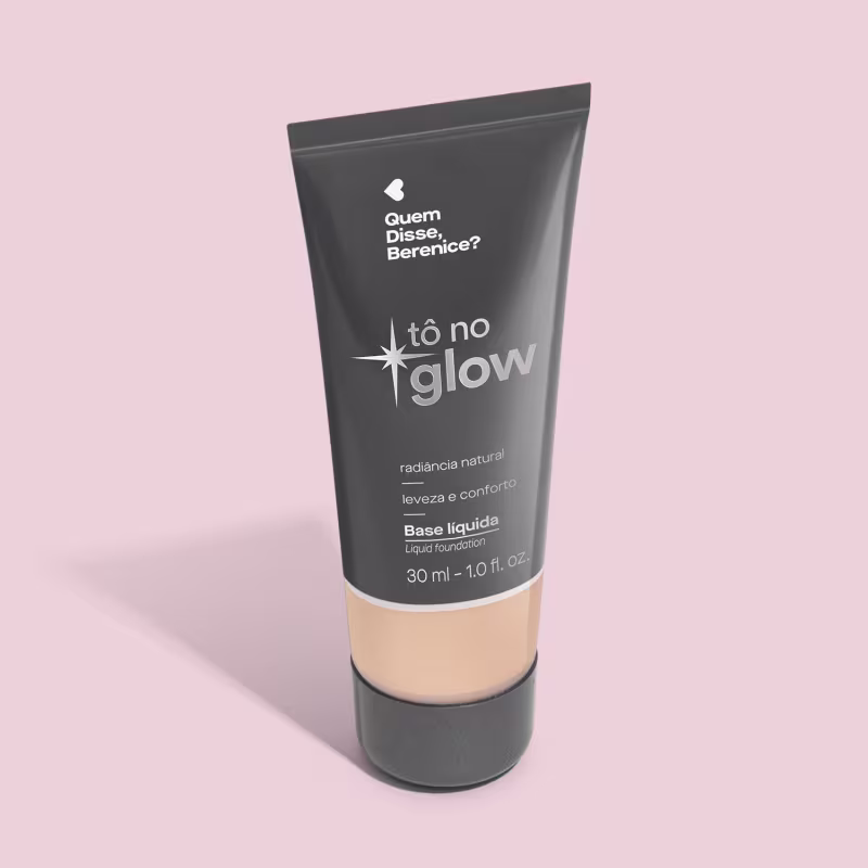 O produto apresentado é uma base líquida da marca Tô no Glow, com embalagem em tubo plástico preto e branco. O rótulo exibe o nome da marca e a descrição "Radiância natural, leveza e conforto". O produto é classificado como "Base líquida".