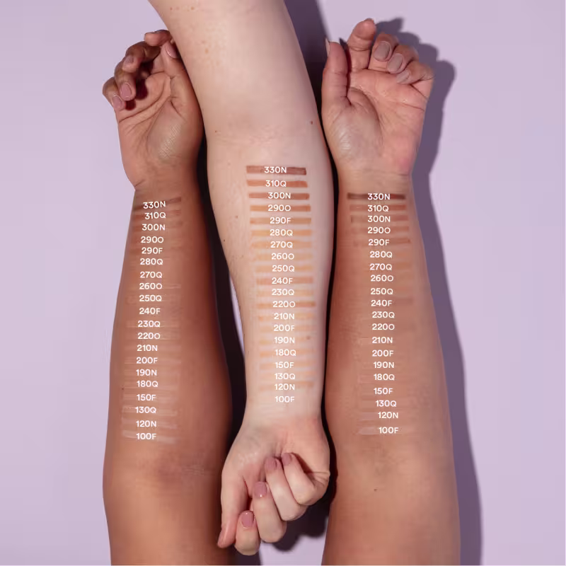 Paleta de tons aplicada em três braços com tonalidades de pele distintas.