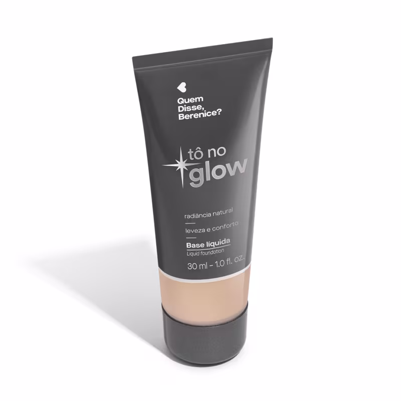 O produto apresentado é uma base líquida da marca Tô no Glow, com embalagem em tubo plástico de cor cinza escura. O rótulo exibe o nome da marca e o texto "Radiância natural, leveza e conforto" em letras brancas.