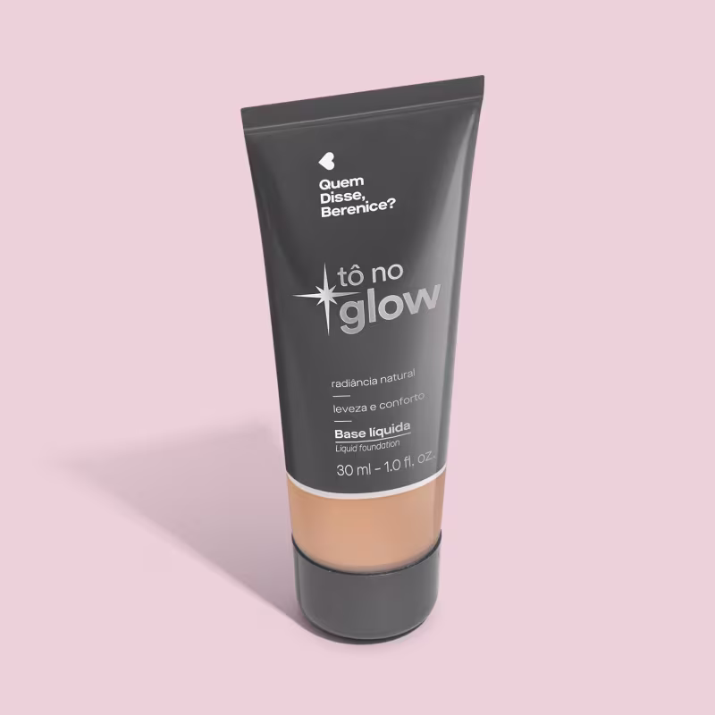 O produto apresentado é uma base líquida da marca Tô no Glow, com embalagem em tubo plástico preto e branco. O rótulo exibe o nome da marca e a descrição "Radiância natural, leveza e conforto". O produto é classificado como "Base líquida".