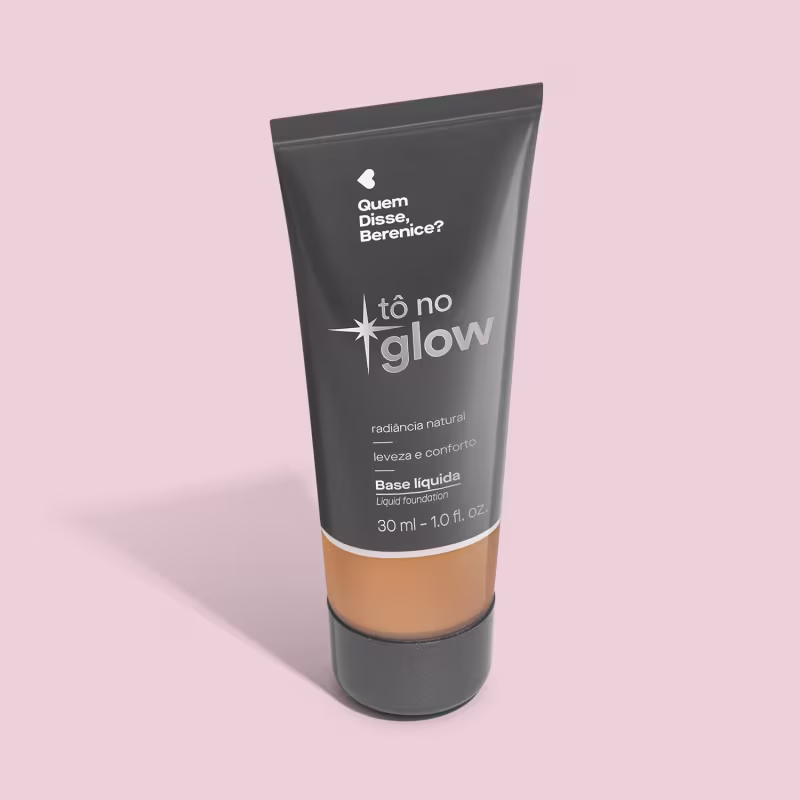 O produto apresentado é uma base líquida da marca Tô no Glow, com embalagem em tubo plástico preto e branco. O rótulo exibe o nome da marca e a descrição "Radiância natural, leveza e conforto". O produto é classificado como "Base líquida".