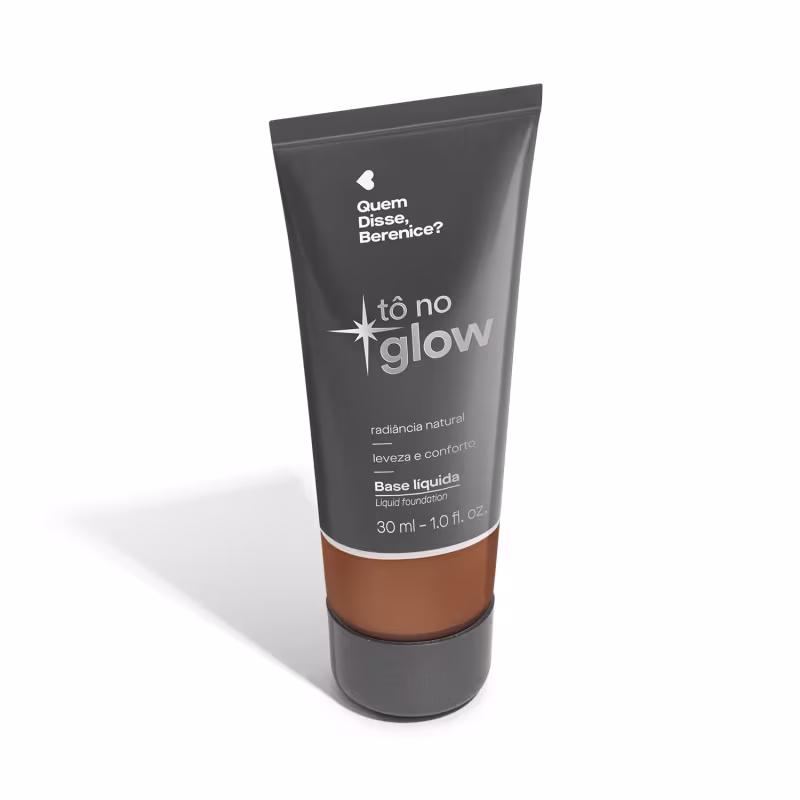 O produto apresentado é uma base líquida da marca Tô no Glow, com embalagem em tubo plástico de cor cinza escura. O rótulo exibe o nome da marca e o texto "Radiância natural, leveza e conforto" em letras brancas.