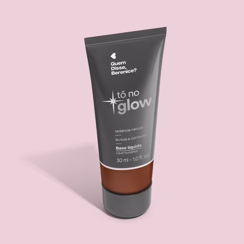 O produto apresentado é uma base líquida da marca Tô no Glow, com embalagem em tubo plástico preto e branco. O rótulo exibe o nome da marca e a descrição "Radiância natural, leveza e conforto". O produto é classificado como "Base líquida".