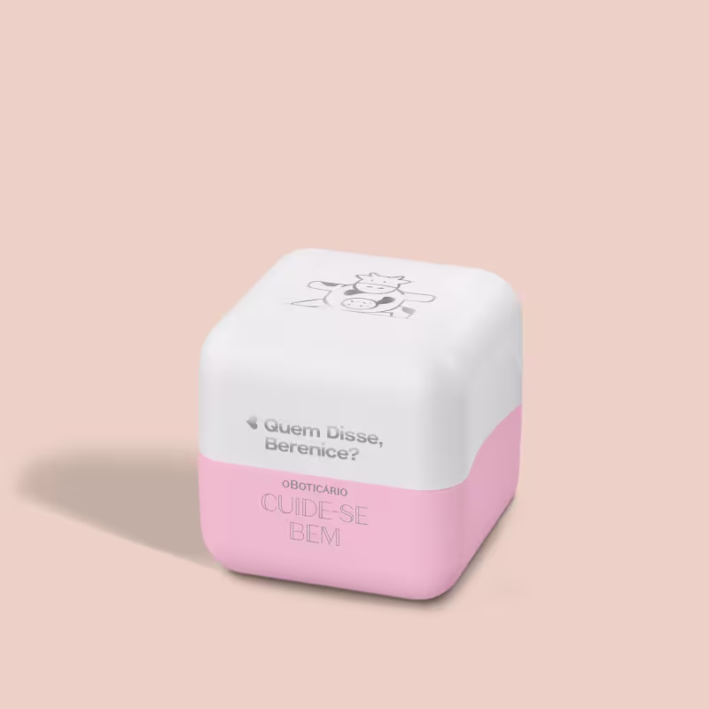 A tampa apresenta uma ilustração em preto e branco de uma vaca. O texto na base rosa diz "Oboticário CUIDE-SE BEM". Abaixo da ilustração, a frase "Quem disse, Berenice?". O produto tem uma aparência minimalista, com cores suaves de branco e rosa.