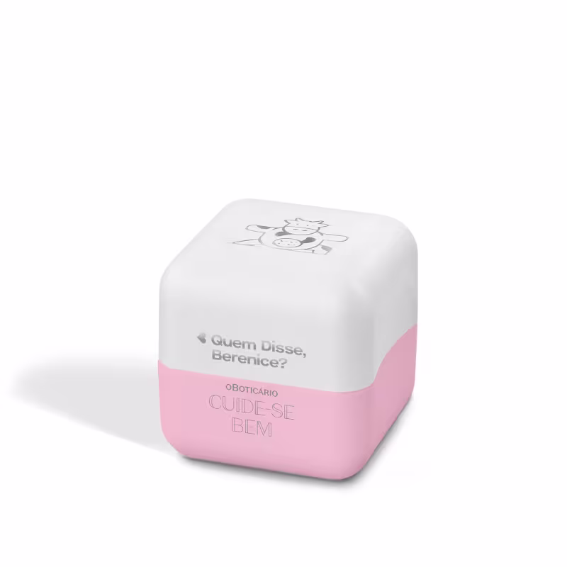 Produto de beleza em formato cúbico com tampa arredondada. Embalagem branca com detalhes em rosa claro. Apresenta um desenho estilizado de uma vaca na parte superior branca. A embalagem tem um design minimalista, com poucas cores e elementos simples.