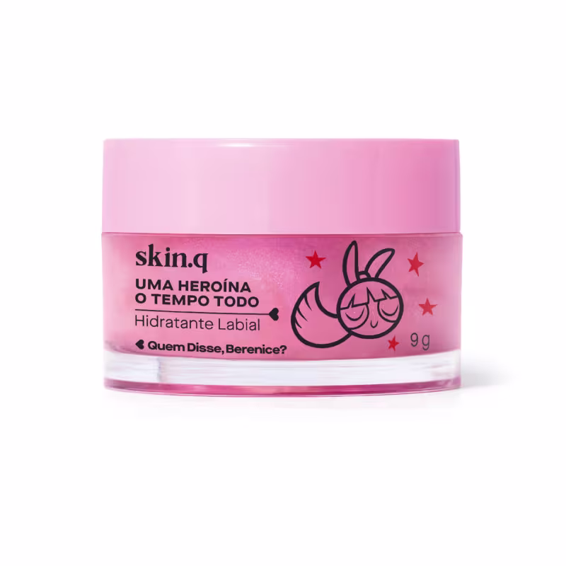 Embalagem rosa de um hidratante labial da marca "The Powerpuff Girls", com o texto "Uma heroína o tempo todo" e ilustrações da personagem Florzinha.