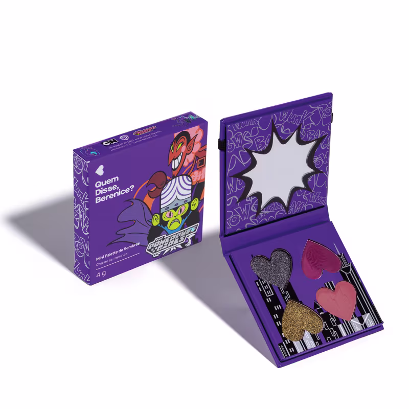 Paleta de sombras compacta da marca "The Powerpuff Girls" em embalagem roxa com ilustrações e texto, contendo sombras em tons de vermelho, rosa e dourado.