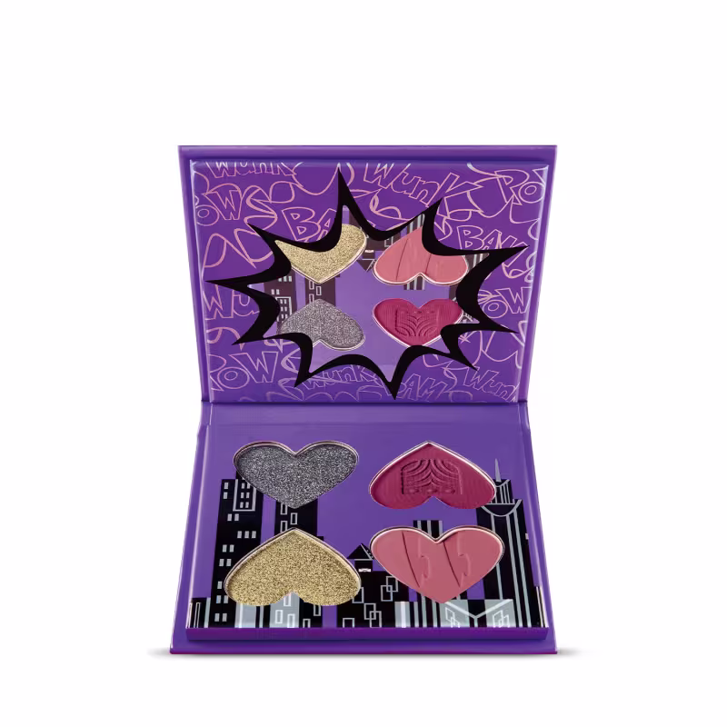 Paleta de sombras compacta da marca "The Powerpuff Girls" em embalagem roxa com ilustrações e texto, contendo sombras em tons de vermelho, rosa e dourado.