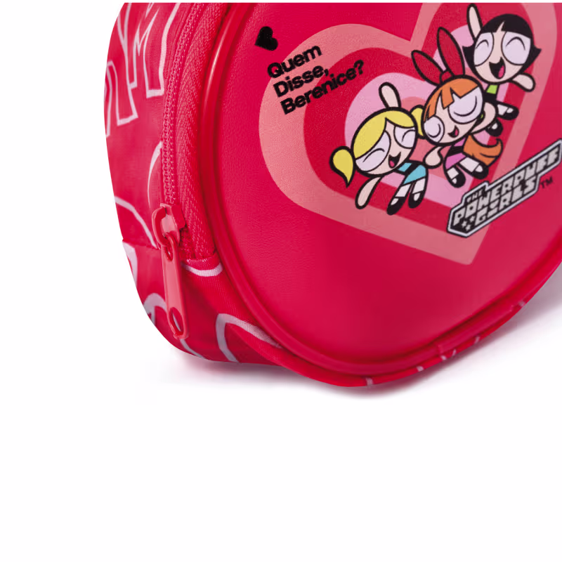 Bolsa redonda vermelha com estampa das Meninas Superpoderosas, com coração rosa e texto "Quem disse, Berenice?". O logotipo da marca "The Powerpuff Girls" é exibido no topo.