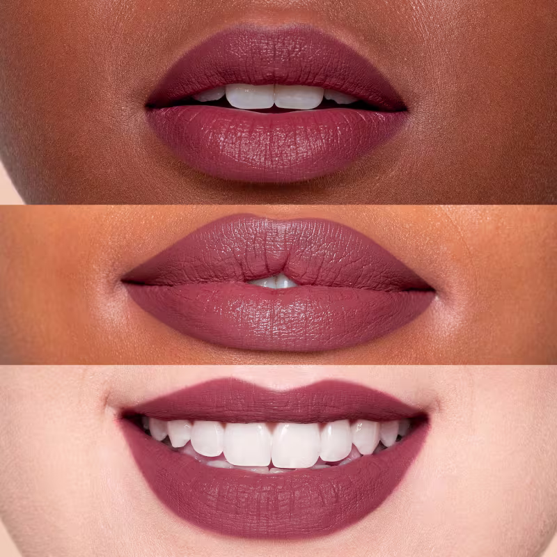 Três imagens de lábios com diferentes tons de rosa e vermelho. As imagens mostram os lábios em diferentes ângulos, destacando a textura e o brilho do produto aplicado.