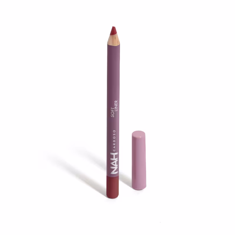 Lápis labial da marca Nah Cardoso, em embalagem roxa com rótulo em branco. O lápis possui ponta vermelha e corpo cilíndrico.
