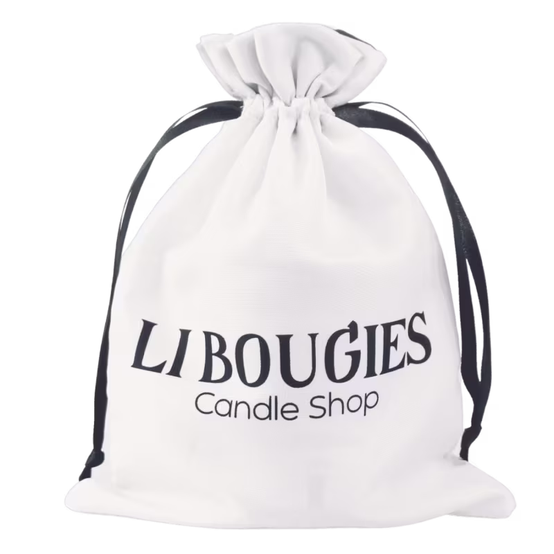 O produto apresentado é um saco de tecido branco com cordões pretos, que contém o logotipo e o nome da marca "LIBOUGIES Candle Shop" impresso em preto. O saco parece ser usado para embalar ou transportar produtos da marca de velas LIBOUGIES.