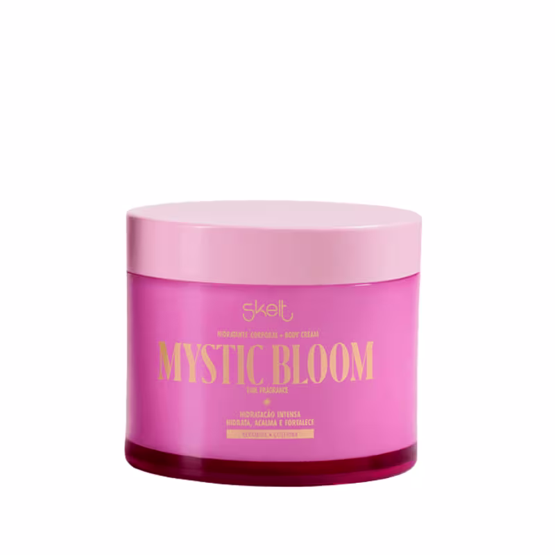 Pote rosa e roxo da linha Mystic Bloom da Skelt, contendo um creme hidratante corporal com aroma floral. O rótulo destaca o nome do produto em letras douradas.