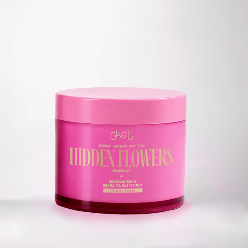 Creme corporal Skelt Hidden Flowers em embalagem rosa com detalhes em dourado, contendo informações sobre a fragrância e propriedades hidratantes do produto.