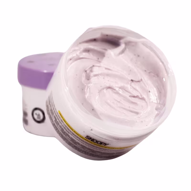 O conteúdo do pote parece ter textura cremosa e brilhante.