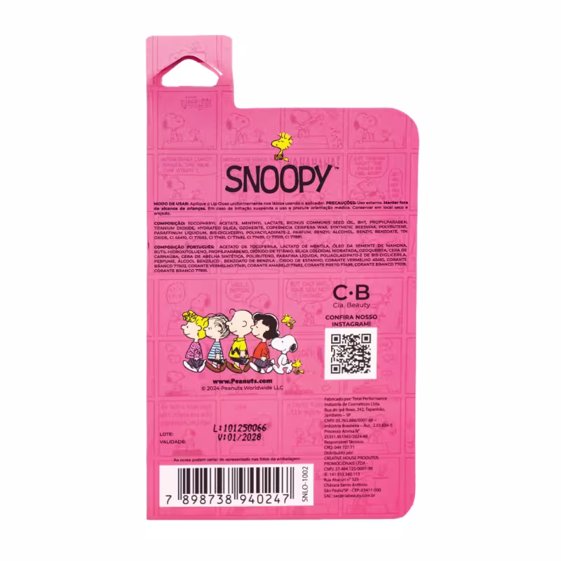 A embalagem é uma caixa de papelão rosa com ilustrações dos personagens Snoopy e seus amigos. O rótulo contém informações sobre a composição do produto, bem como um código QR que direciona para o Instagram da marca.