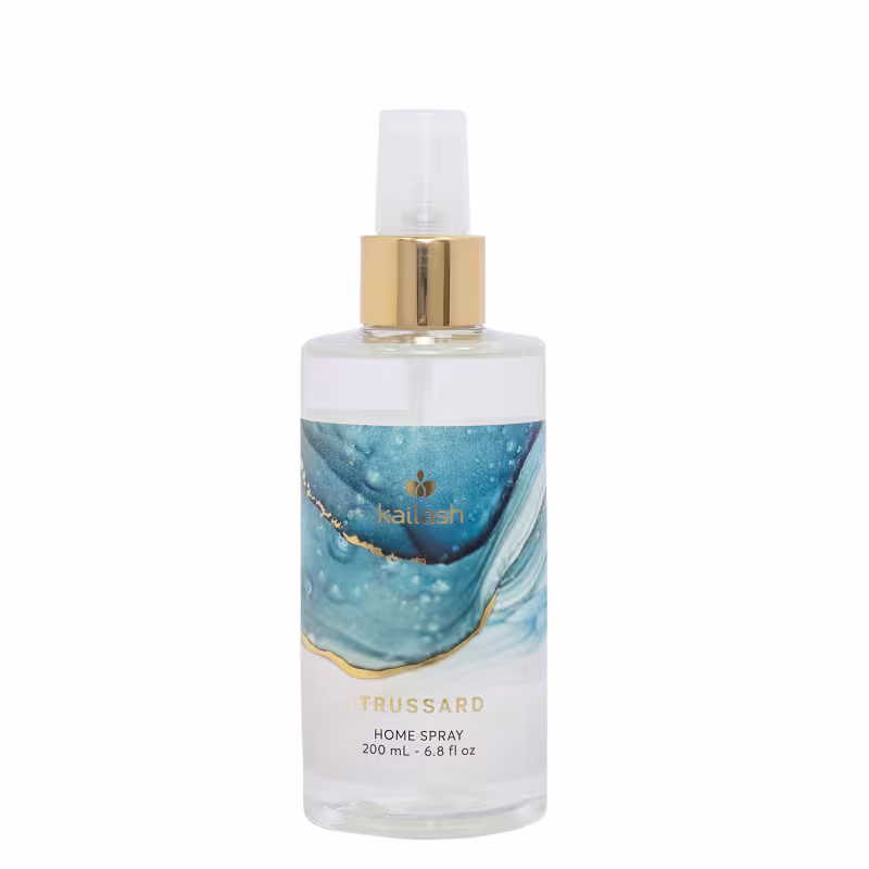 Frasco de spray para ambiente da marca Kailash, com design de mármore azul e detalhes dourados, contendo 200 ml do produto.