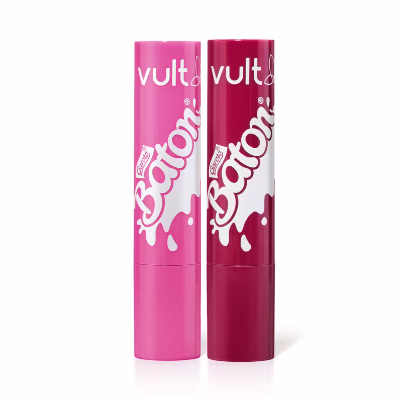 Dois tubos de batom da marca Vult, em cores rosa e vermelho, com o logotipo da marca destacado em branco. As embalagens possuem um design moderno e minimalista, com a palavra "Vult" em destaque.