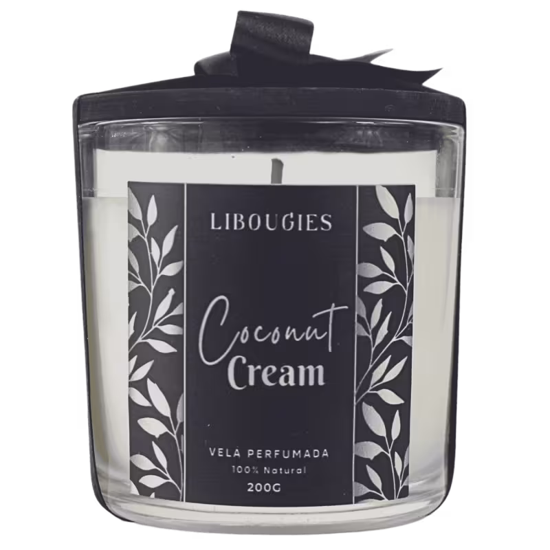 Vela perfumada da marca LIBOUGIES, com o rótulo indicando "Coconut Cream". A embalagem é um recipiente de vidro transparente com tampa preta. O produto é descrito como 100% natural e com peso de 200g.