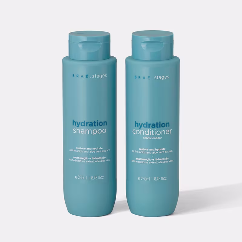 dois frascos da linha Brae Stages. Um frasco é rotulado como "hydration shampoo" (shampoo hidratante) e o outro como "hydration conditioner" (condicionador hidratante). Ambos os frascos têm 250m.