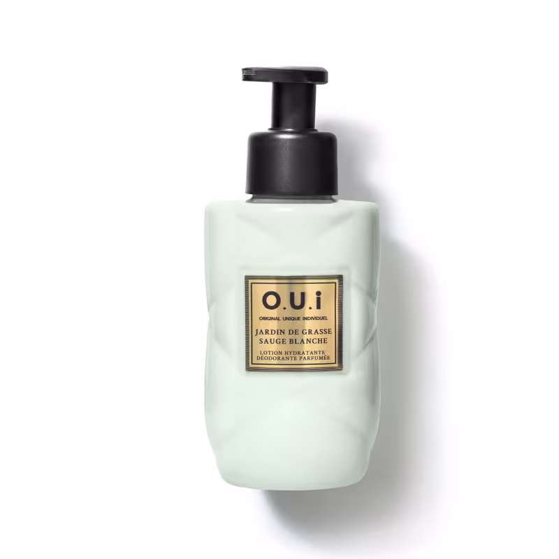 Frasco tipo pump de loção hidratante e desodorante perfumada da marca O.U.I., com embalagem de vidro na cor verde-clara e rótulo dourado com texto em francês.