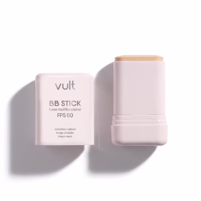 Produto de beleza Vult, um BB Stick multifuncional com FPS 80, em embalagem branca com detalhes em cinza e tampa de madeira, apresentando cobertura natural e longa duração.