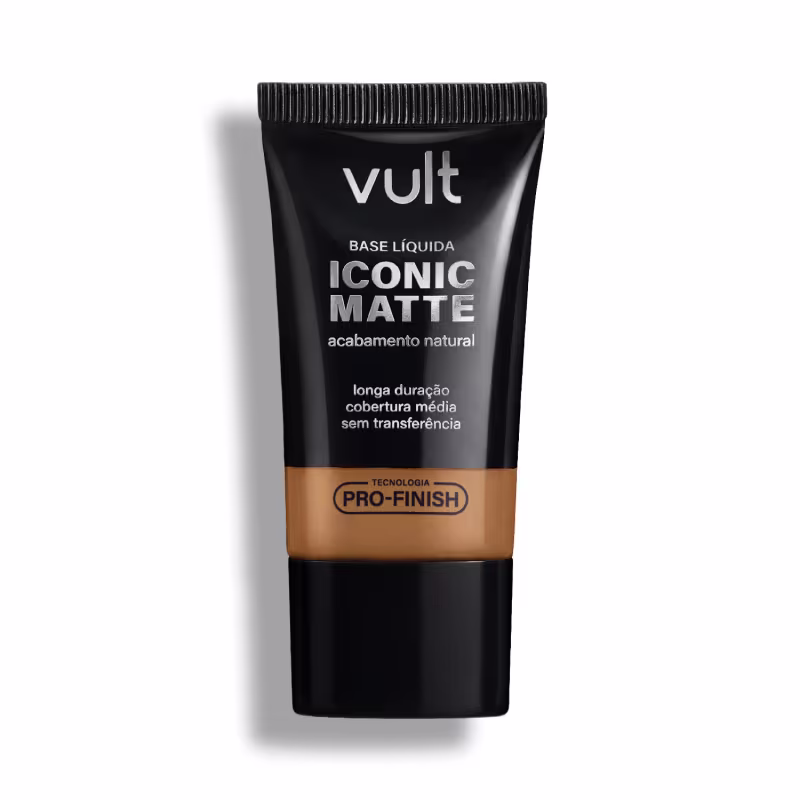 Bisnaga preta da marca Vult contendo Base Líquida Iconic Matte com acabamento natural, longa duração e cobertura média, sem transferência e com Tecnologia Pro-Finish.
