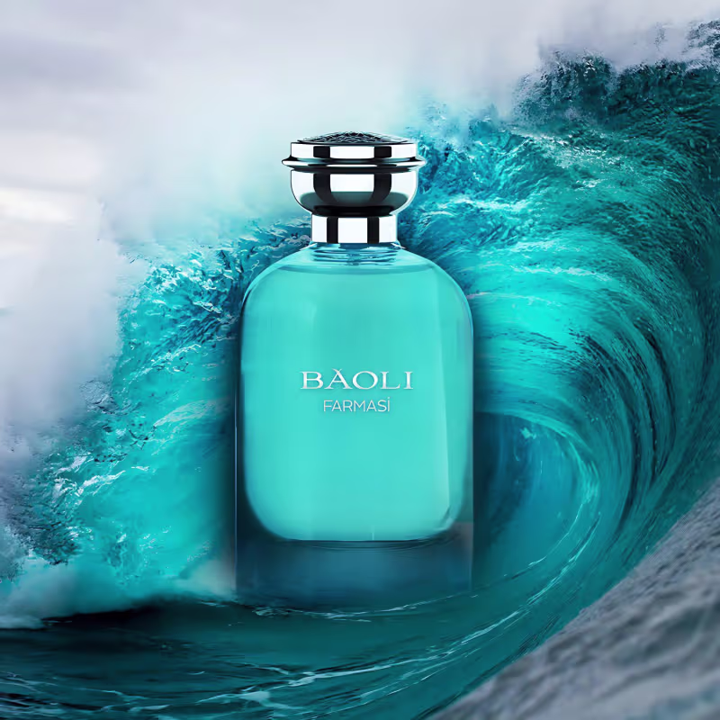 Perfume em frasco de vidro azul claro com tampa preta e branca. A imagem mostra o frasco em destaque contra um fundo de ondas de água azul turquesa e espuma, criando um efeito aquático e refrescante.