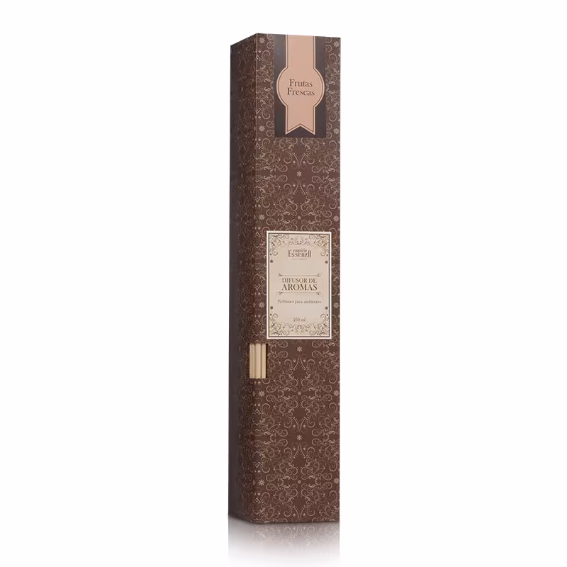 Caixa de papelão marrom com padrão floral dourado, contendo o rótulo "Frutas Frescas" e "Difusor de Aromas". Produto da linha Empório Essenza Serra Gaúcha.