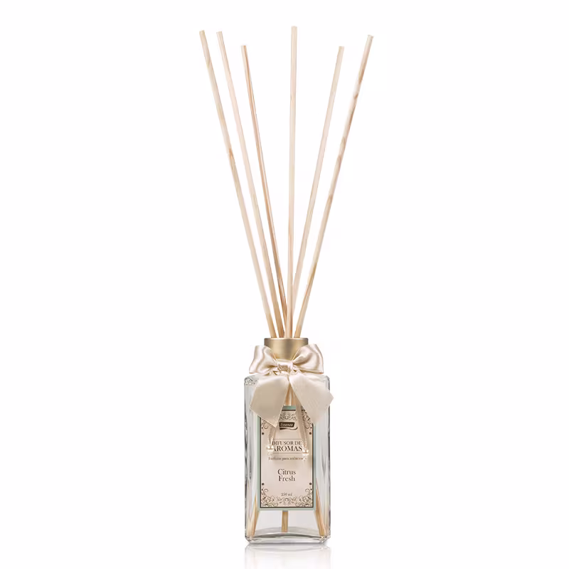Difusor de aromas da linha Citrus Fresh da Empório Essenza Serra Gaúcha, em frasco de vidro transparente com laço de cetim bege, contendo varetas de madeira para dispersão do aroma.