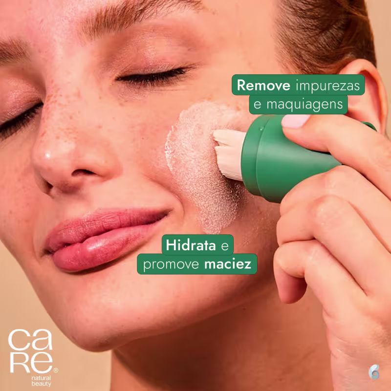 A imagem mostra uma mulher aplicando o produto no rosto e dois tópicos com benefícios do produto.