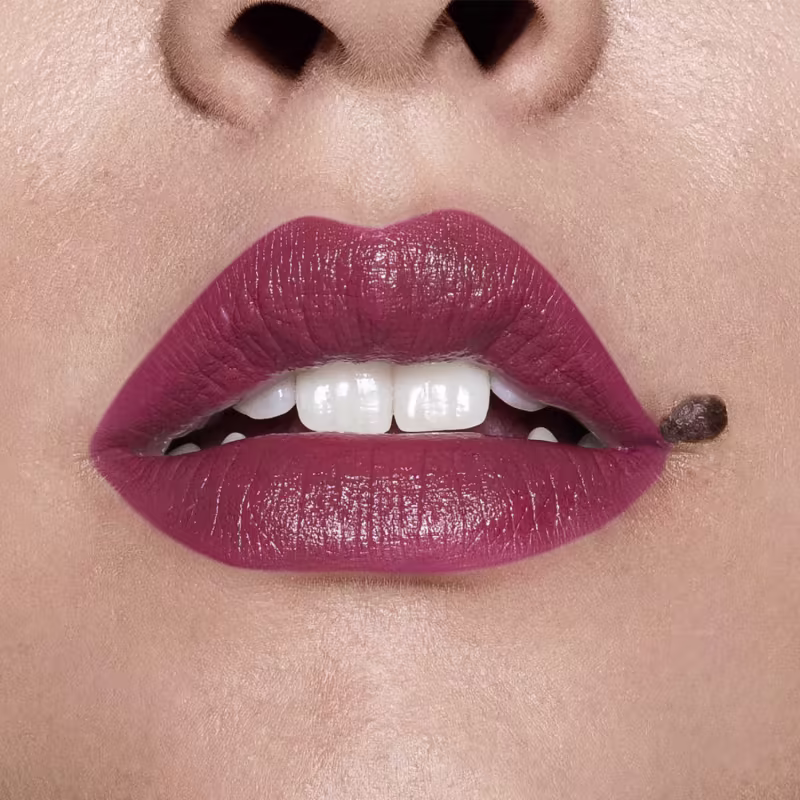 Esta imagem mostra um close em lábios femininos maquiados com um batom cremoso de cor rosa vinho.