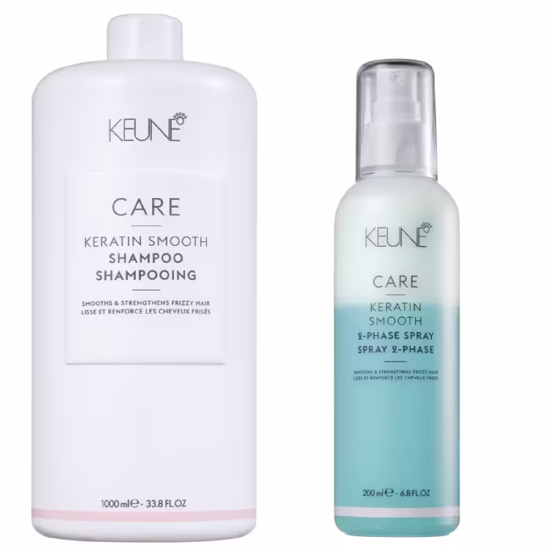 Dois produtos da marca Keune Care: um frasco branco de Shampoo Keratin Smooth e um frasco azul de Spray 2-Phase Keratin Smooth. Ambos os produtos são destinados a cabelos alisados e com frizz, conforme indicado nos rótulos.
