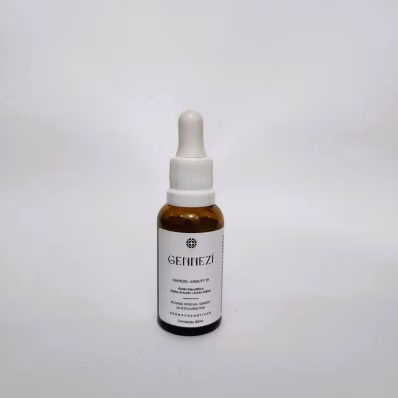 Em um fundo branco, a imagem mostra um frasco de vidro âmbar com um conta-gotas branco na parte superior. O frasco contém um produto líquido de 30ml da marca Gennezi. A etiqueta indica que o produto se chama "Mandel Arbutyn 19".