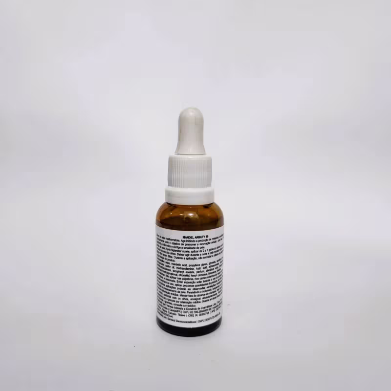 Em um fundo branco, a imagem mostra a parte de trás do frasco do produto. Há informações escritas, porém o texto não está legível.