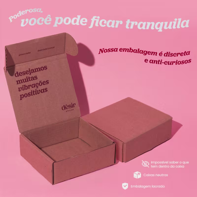 Caixas de papelão marrom da marca Désir Atelier, com texto em português sobre a embalagem discreta e anti-curiosos, destacando vibrações positivas.