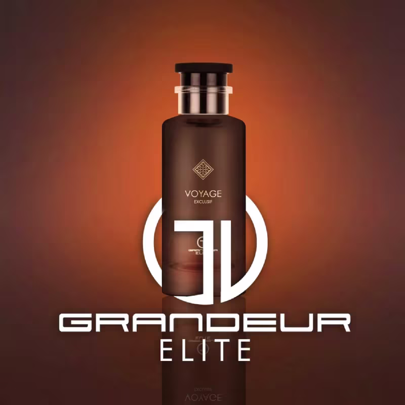 A imagem mostra um frasco de perfume marrom, entrelaçado com a logo da marca em branco.