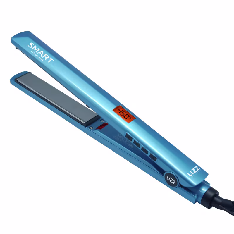 Chapinha na cor azul da marca Lizz Professional. Ele possui um design em tom azul claro, com um display digital que exibe a temperatura de 450°F. O alisador possui um cabo e uma placa de aquecimento para alisar os cabelos.