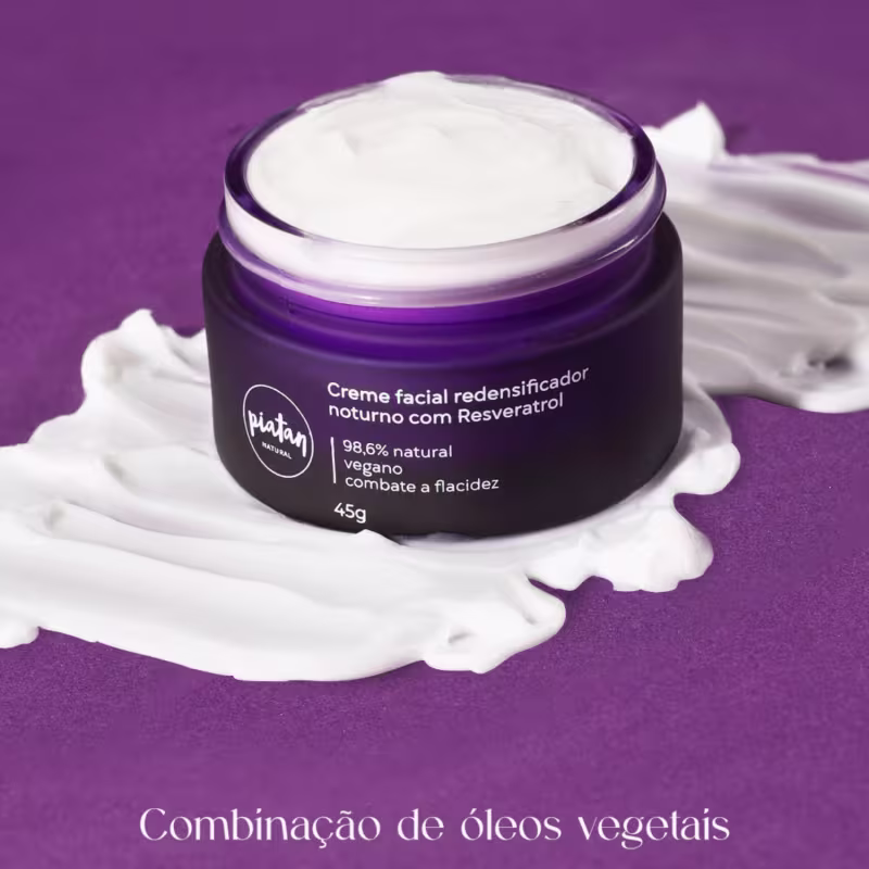 A imagem mostra o pote sobre um fundo roxo com amostras do creme, ressaltando as cores do produto. Embaixo texto destaca: combinação de óleos vegetais.