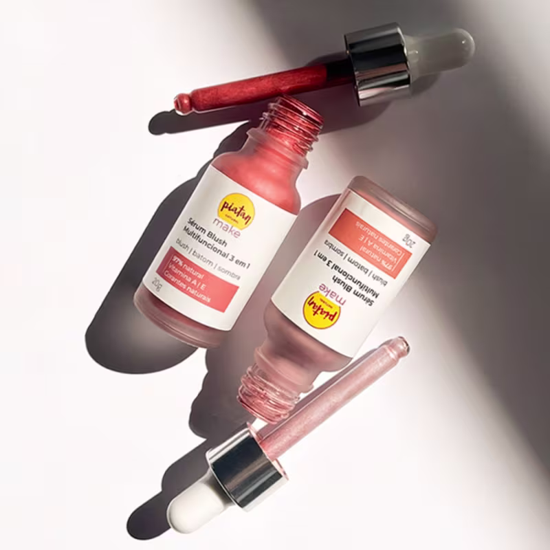 Produtos de maquiagem líquida Piatan Natural. Dois frascos de vidro de sérum blush. São transparentes com tampa plástica e aplicador em formato de conta gotas.