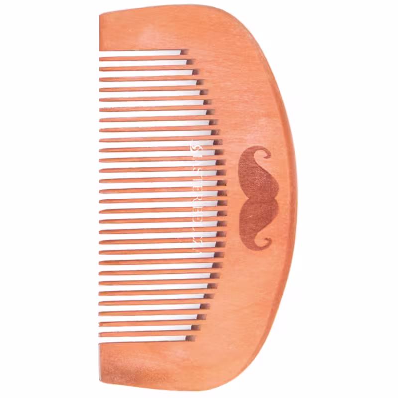 Pente de madeira para barba e bigode. Seu corpo conta com o desenho de um bigode na lateral. Não possui cabo.
